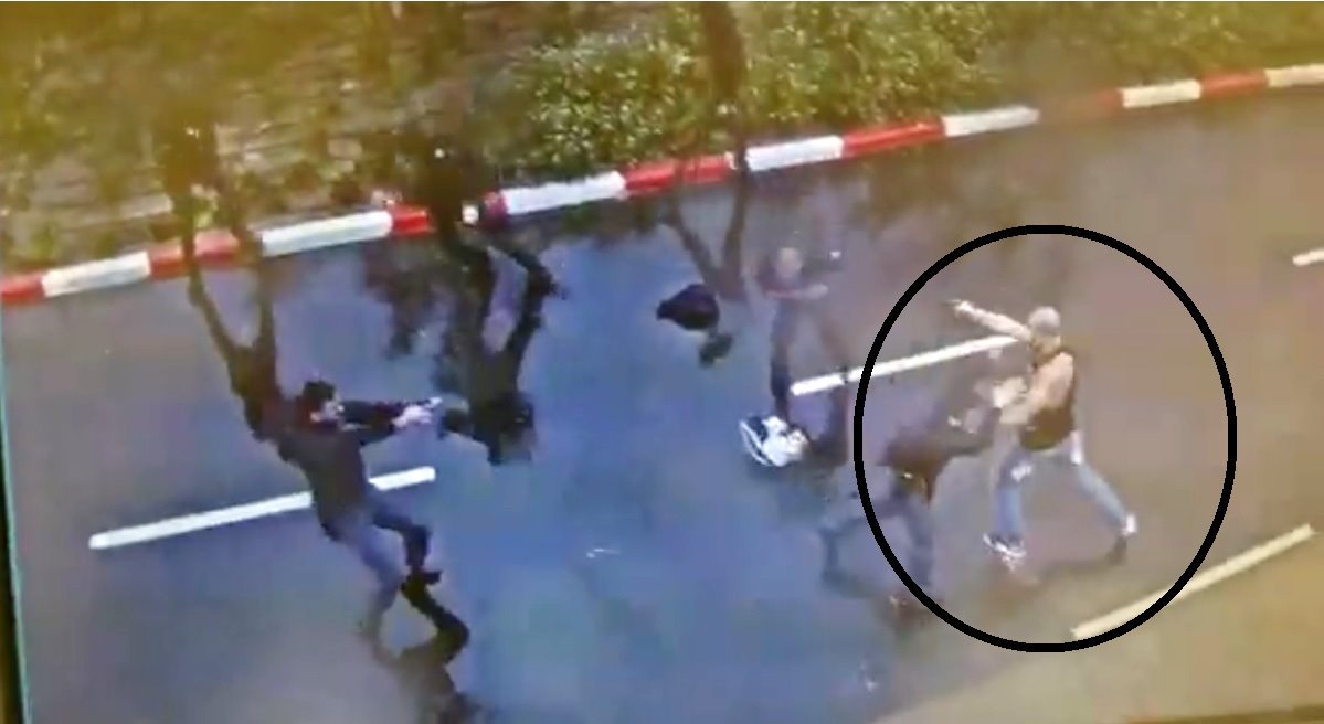 חטף את הנשק, דרך וכמעט וירה