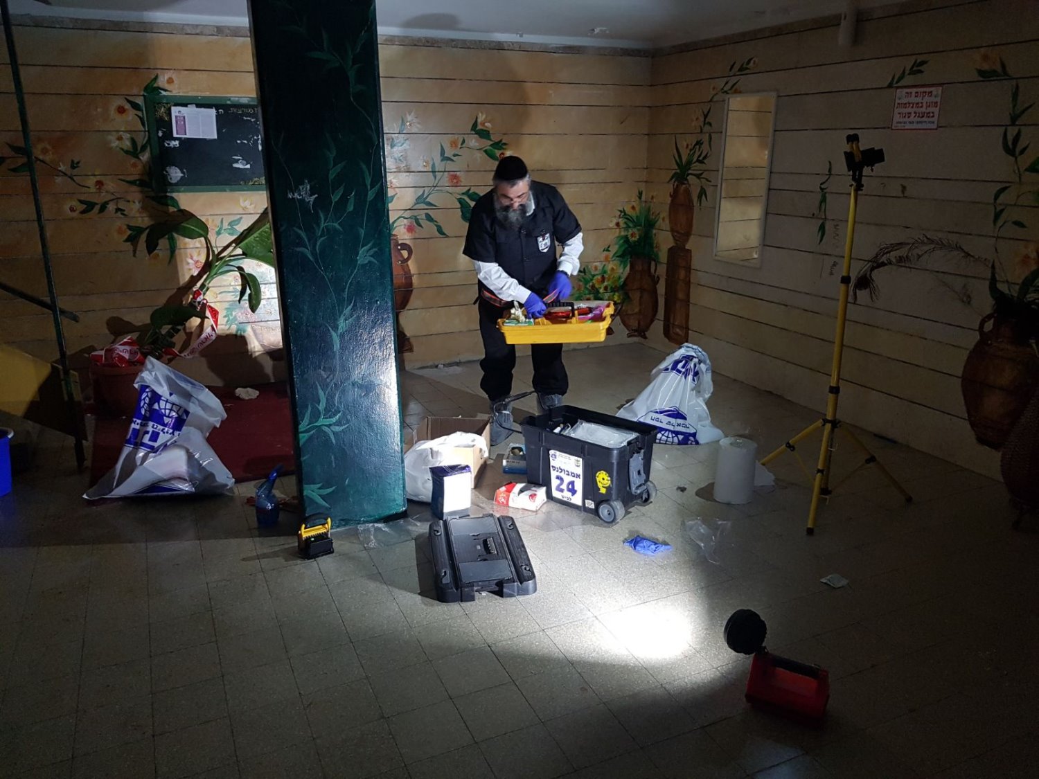 אנשי זק"א מנקים את זירת האירוע
