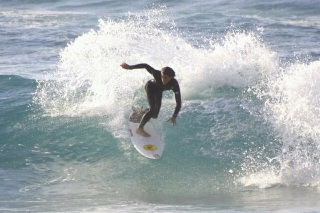 איתי מור חי את החיים על הגלים