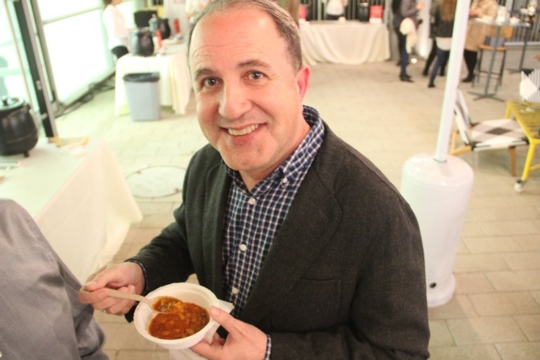 ראש העיר ד"ר יחיאל לסרי, טעם כמה מרקים.צילום: חן בוקר