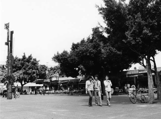 מרכז מסחרי רובע ב, תחילת שנות ה-70. צילום באדיבות הארכיון העירוני לתולדות אשדוד