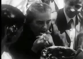 גולדה מאיר אוכלת מופלטה