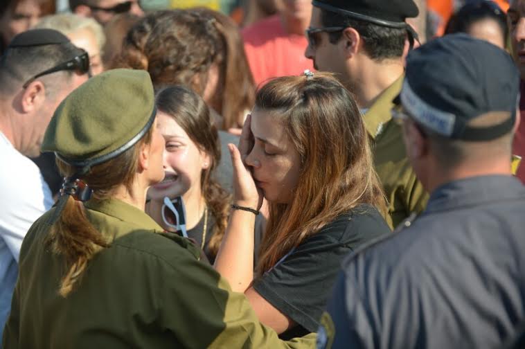 האם שרית וענונו בהלווית בנה