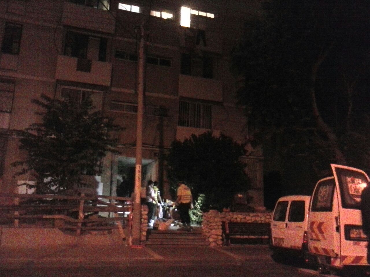 רגעיה האחרונים, תחת חלון ביתה