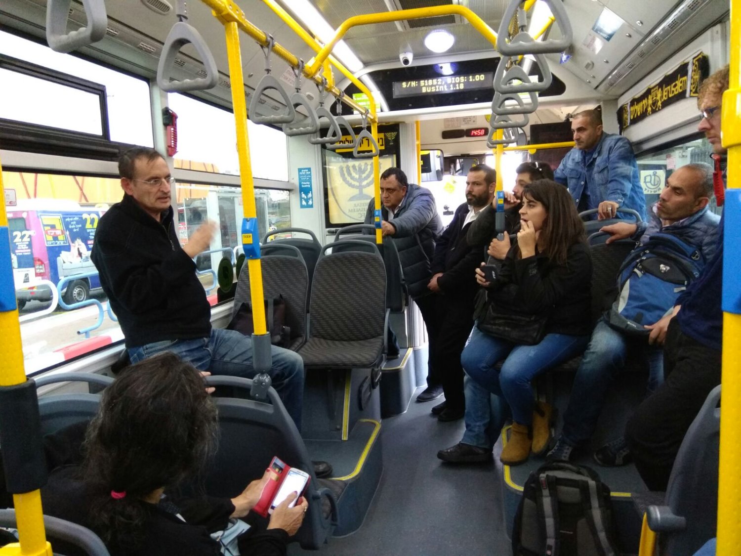 ח"כ דב חנין באוטובוס ציבורי של אפיקים באשדוד