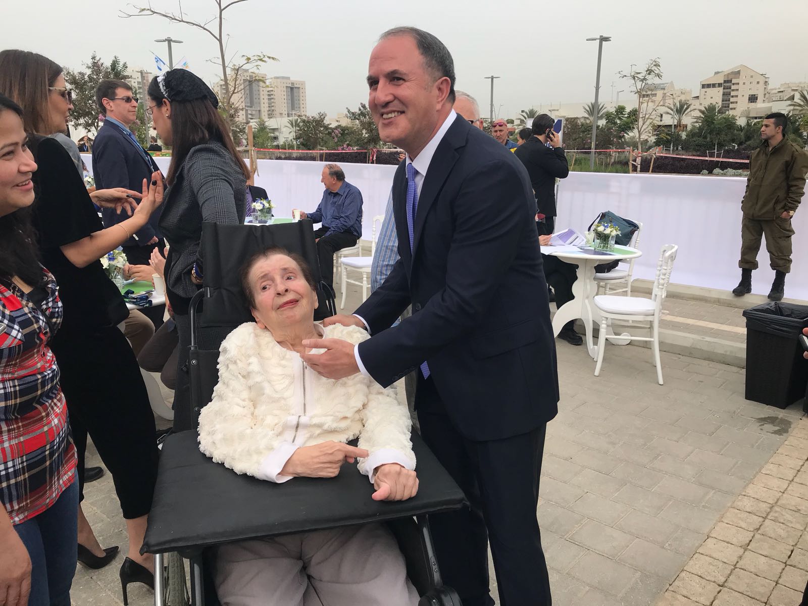 שושנה סנדלר ביחד עם ראש העיר בטקס פתיחת בית החולים