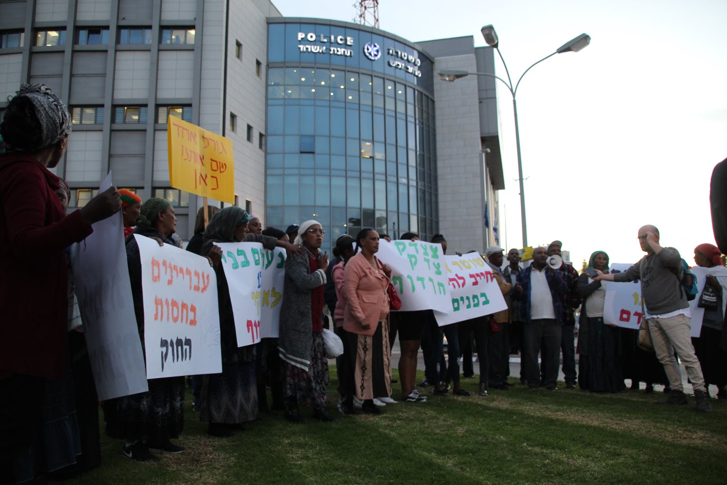 הפגנת יוצאי העדה האתיופית מול תחנת משטרת אשדוד | צילום: אשדוד נט