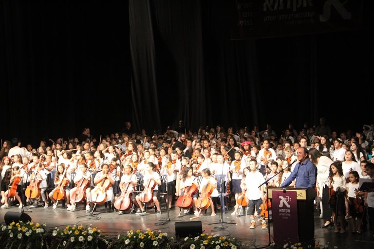 ראש העיר ד"ר יחיאל לסרי ו- 400 תלמידי בתי הספר היסודיים. צילום: פוש אפ גירלס