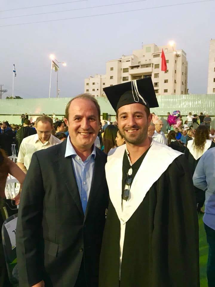 מייק מלול יו"ר אגודת הסטודנטים של סמי שמעון באשדוד עם ראש העיר ד"ר יחיאל לסרי