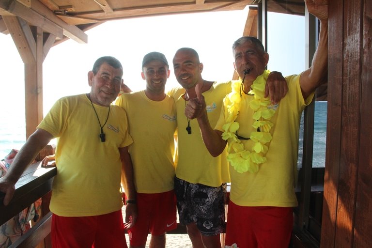 המצילים בחוף באר שבע (מימין לשמאל): רימון צ'ארלי, שחר וקנין, ניסים דהן ומשה סנדרוסי