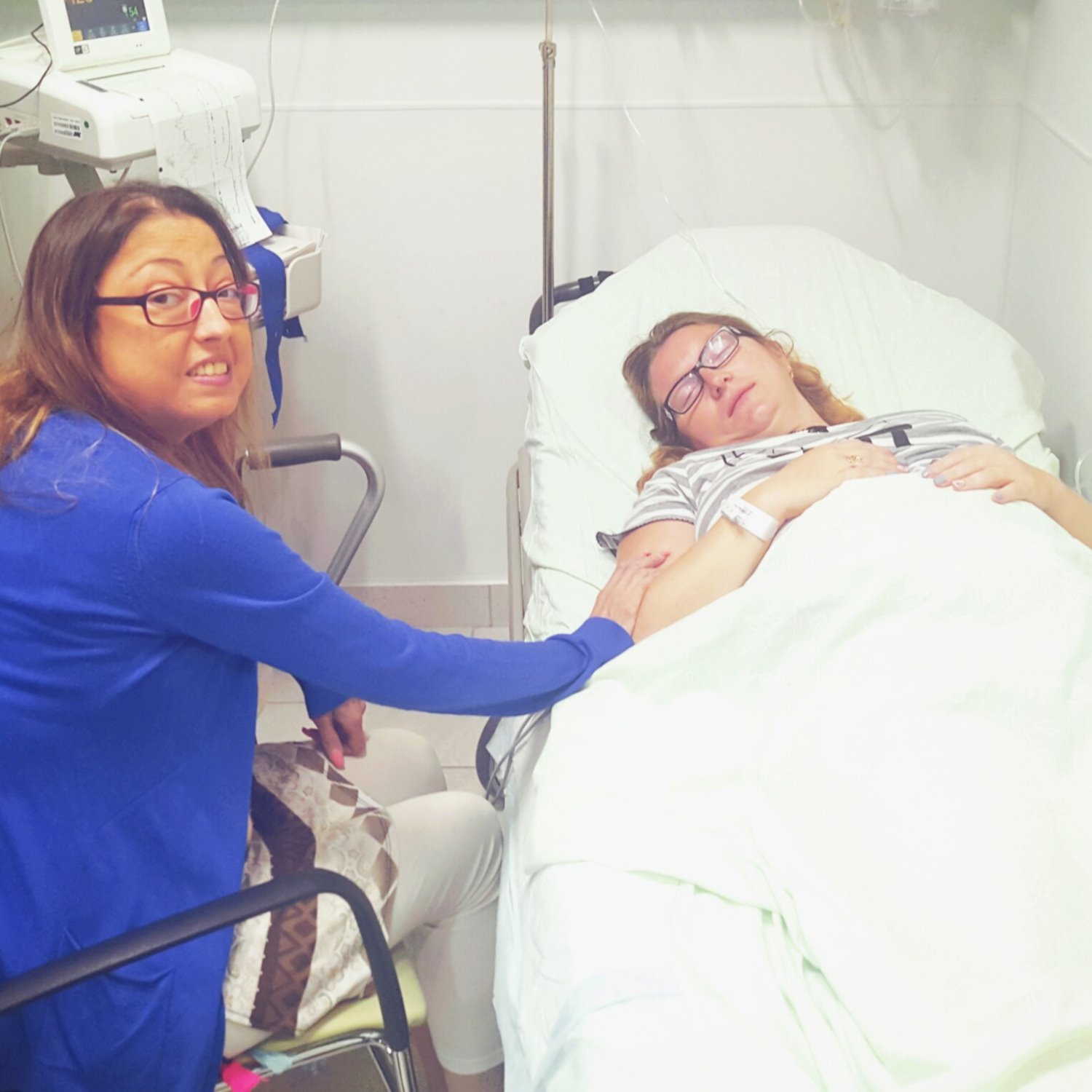 אשרת לצידה של סימה ביום הלידה