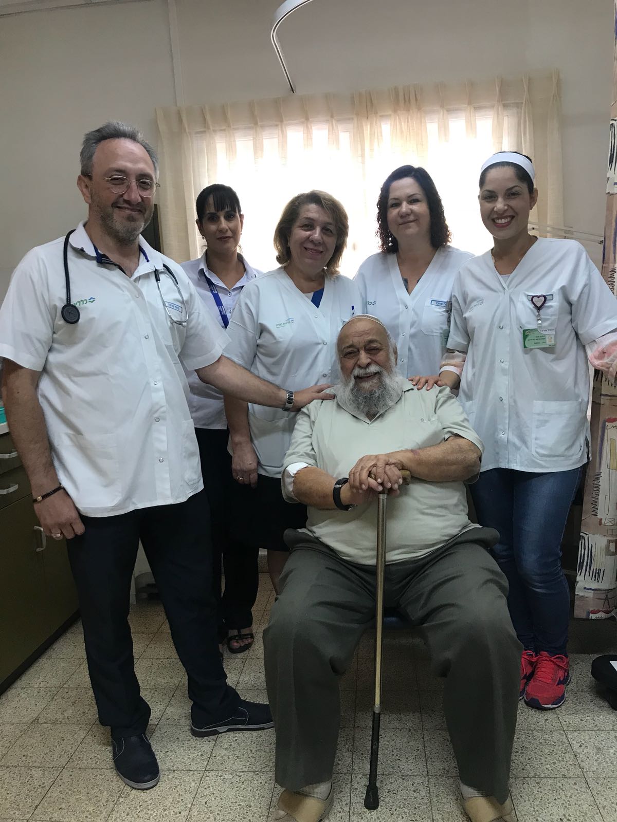 צוות מרפאת כללית רובע ד' עם יצחק לומברוזו, תושב אשדוד