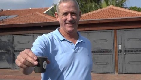 בני גנץ מביא קפה לצלמת ynet מחוץ לביתו. צילום: ליהיא קרופניק
