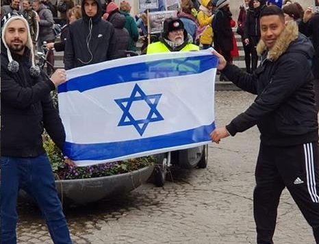 קובי בנימין (משמאל) וחברו, מניפים את דגל ישראל בהפגנה אנטישמית באמסטרדם| צילום: חבריו של קובי בנימין