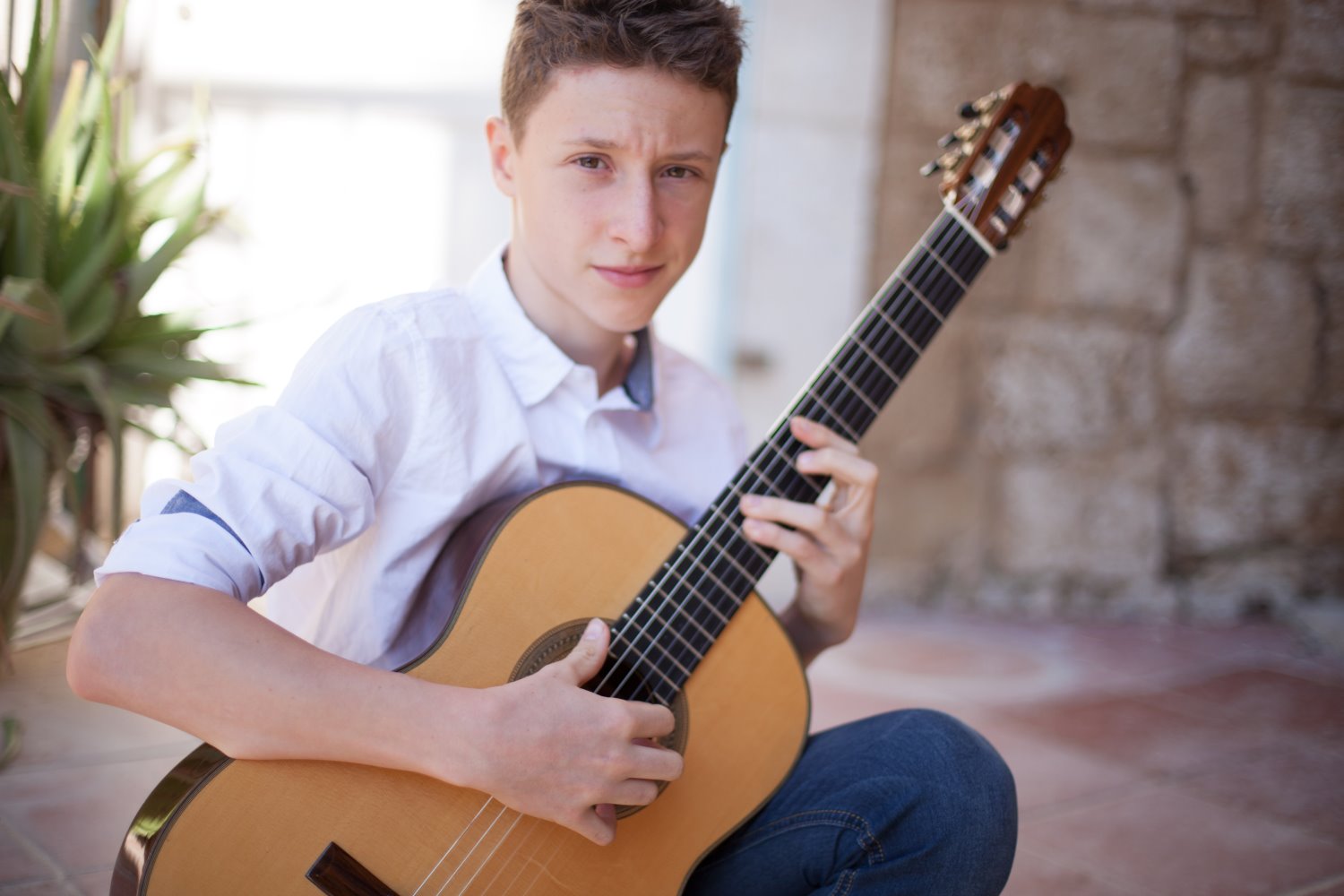 מיכאל בוקובסקי, תלמיד אקדמא והזוכה בתחרות הבינלאומית לגיטרה אקוסטית באיטליה | צילום: אסתר בוקובסקי