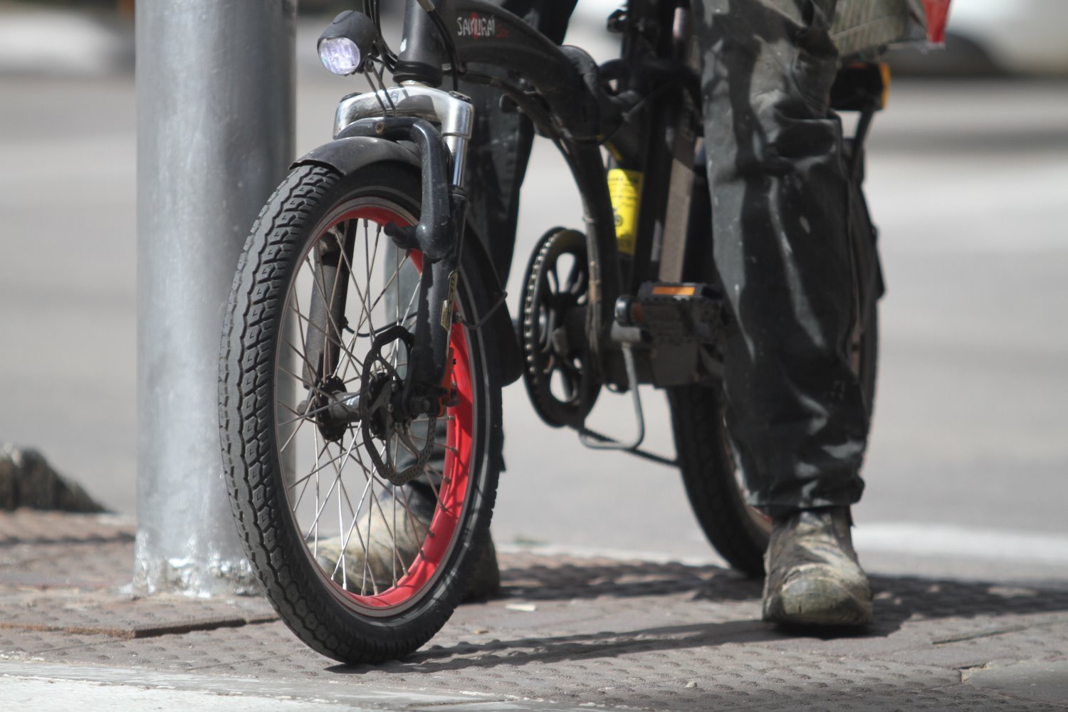 מסוכנים על המדרכה. אופניים חשמליים | צילום: אסף פרידמן