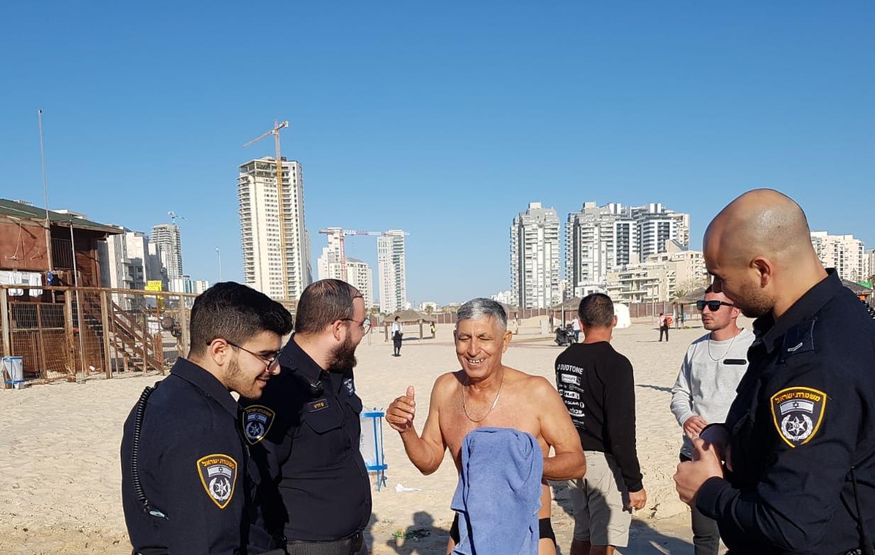 רגעים לאחר החילוץ הדרמטי | צארלי רימון| צילום: עיריית אשדוד, הביטחון העירוני