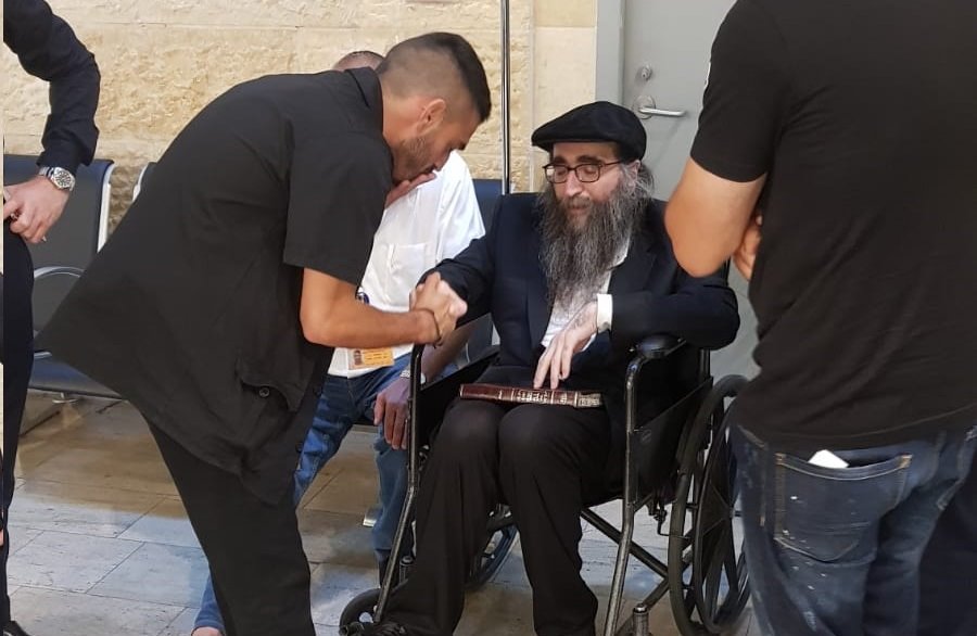 קבלת פנים חמה לרב יאשיהו פינטו בשדה התעופה | קרדיט: שובה ישראל אונליין