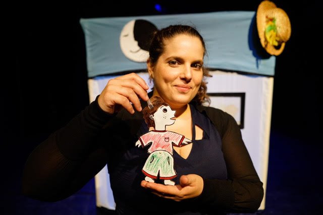 איתמר מטיל על הקירות | יחצ תאטרון פפיון