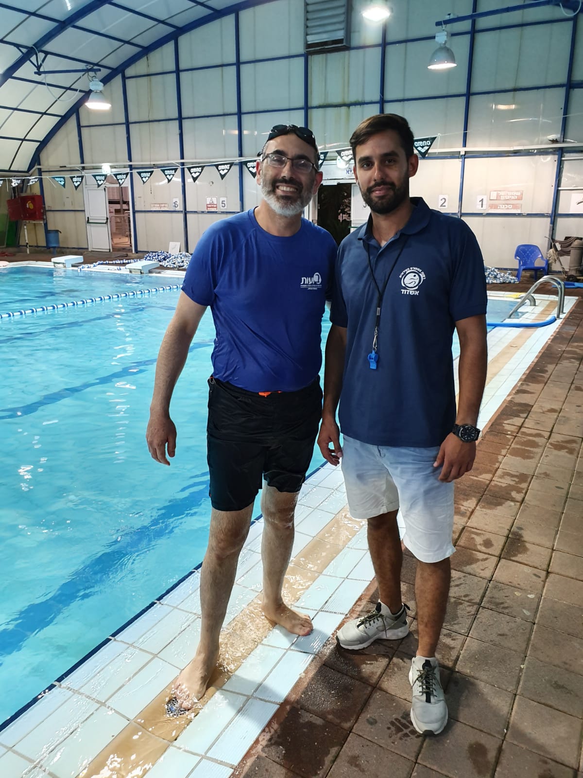 מימין המציל דוד בן חיון משמאל מתנדב איחוד הצלה ישראל צרפתי
