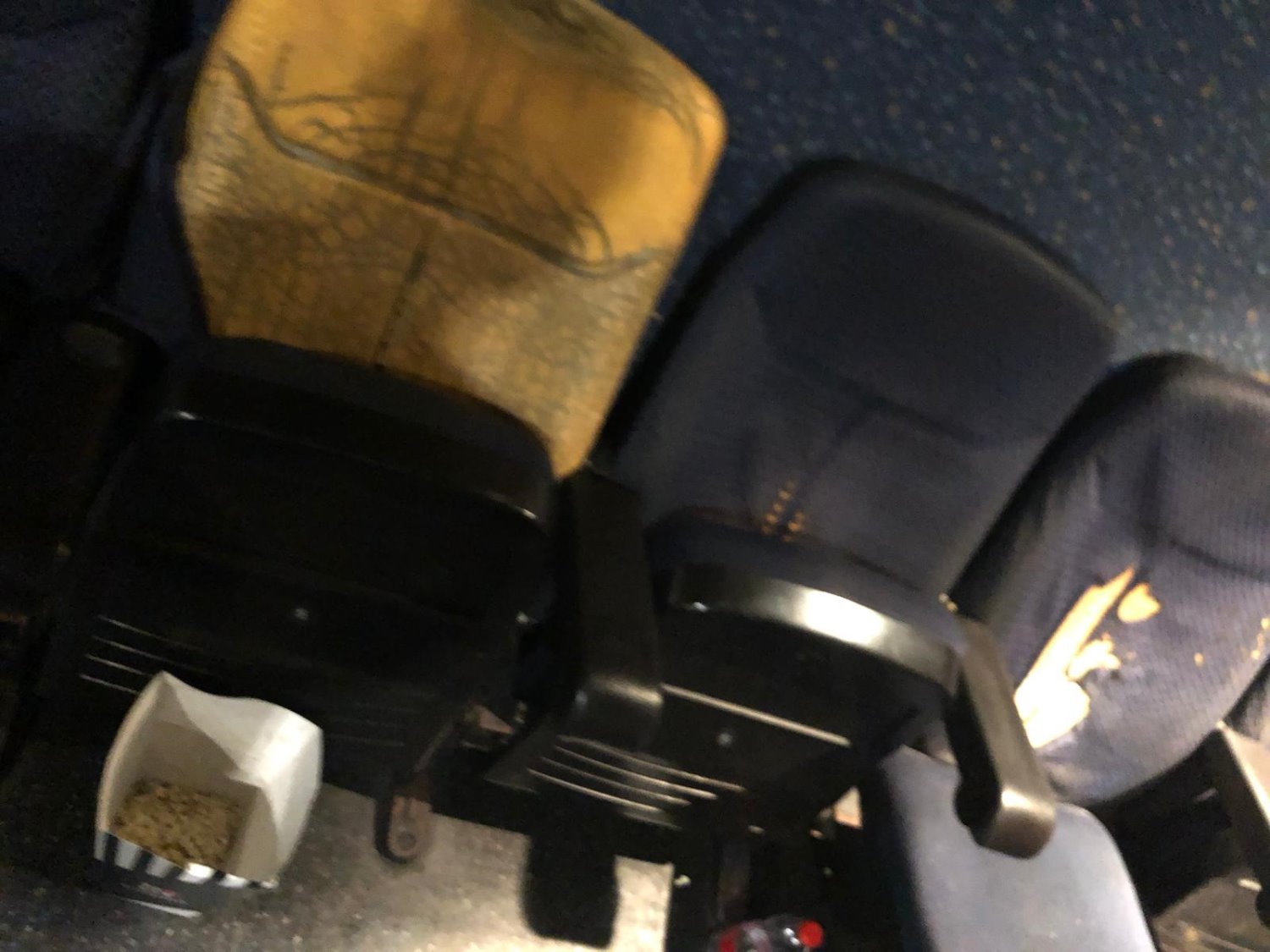 הכיסאות הקרועים והשבורים בבית הקולנוע באשדוד