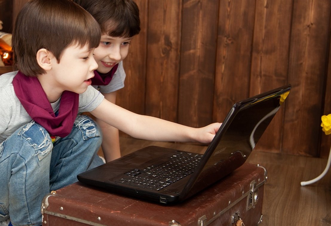 ילדים צופים במחשב. אילוסטרציה: Виктория Бородинова from Pixabay 