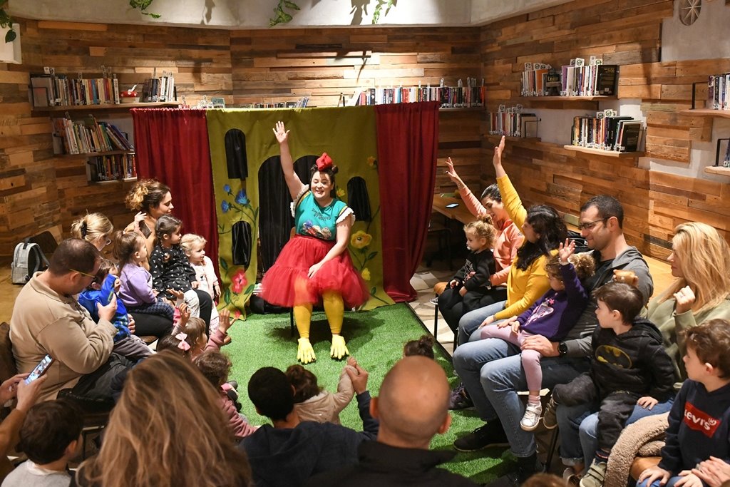שעת סיפור בקפה גן סיפור. צילום: יח"צ