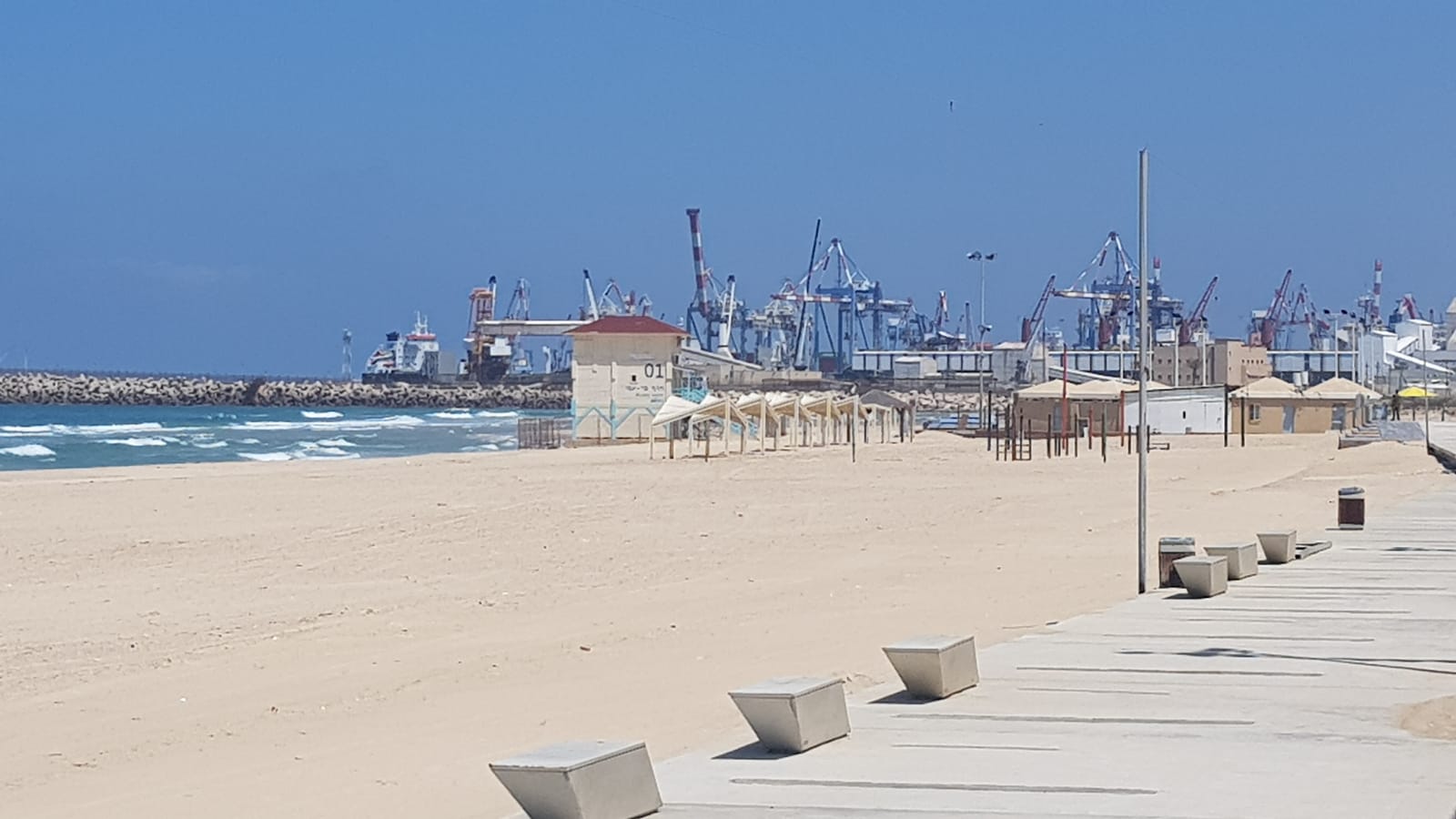 חוף אשדוד בימי הקורונה. צילום: עופר אשטוקר