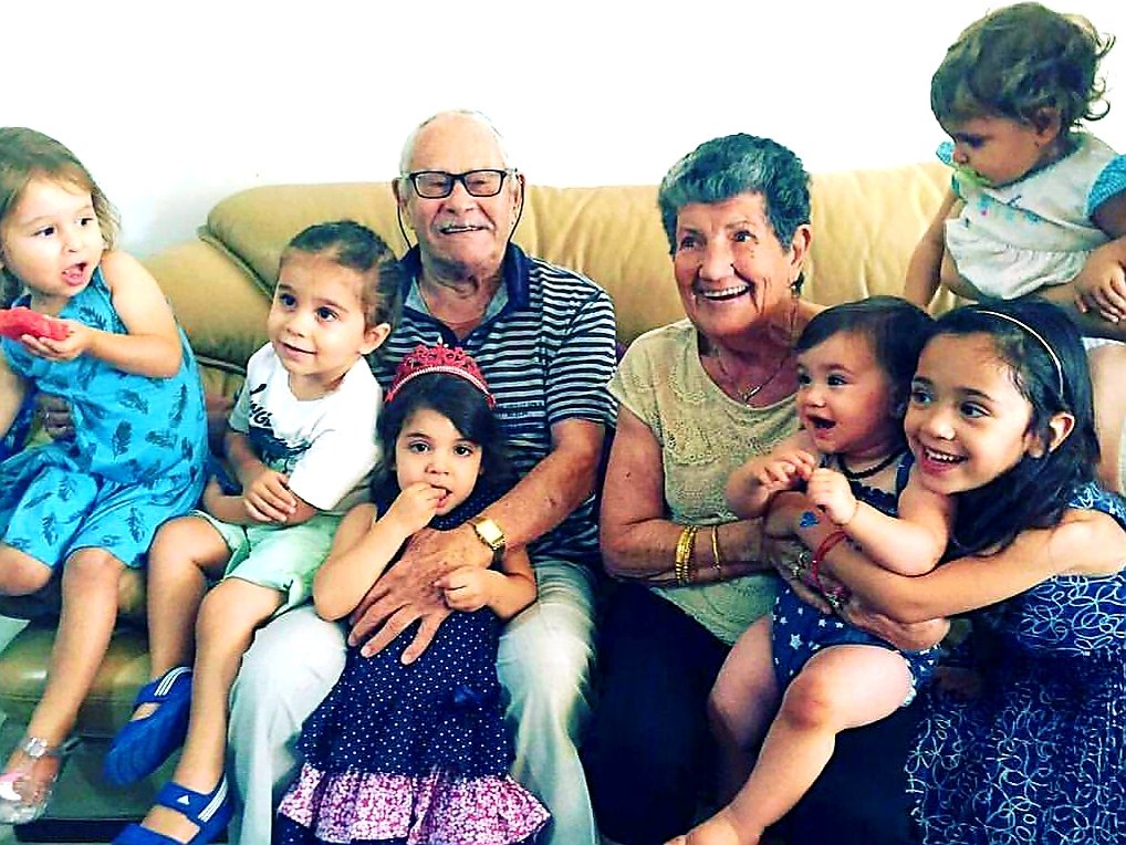 הנינים במשפחת קקון ואטלי לצד סבא וסבתא. צילום משפחתי