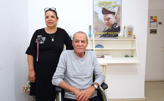 רות ויצחק בן שיטרית עם תמונת בן ז"ל // צילום: לירון מולדובן, ישראל היום