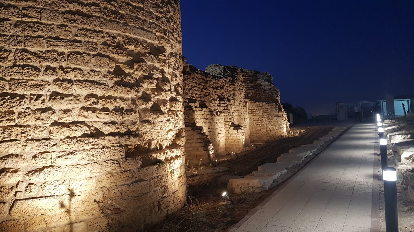 מצודת אשדוד-ים מוארת. צילום: עופר אשטוקר