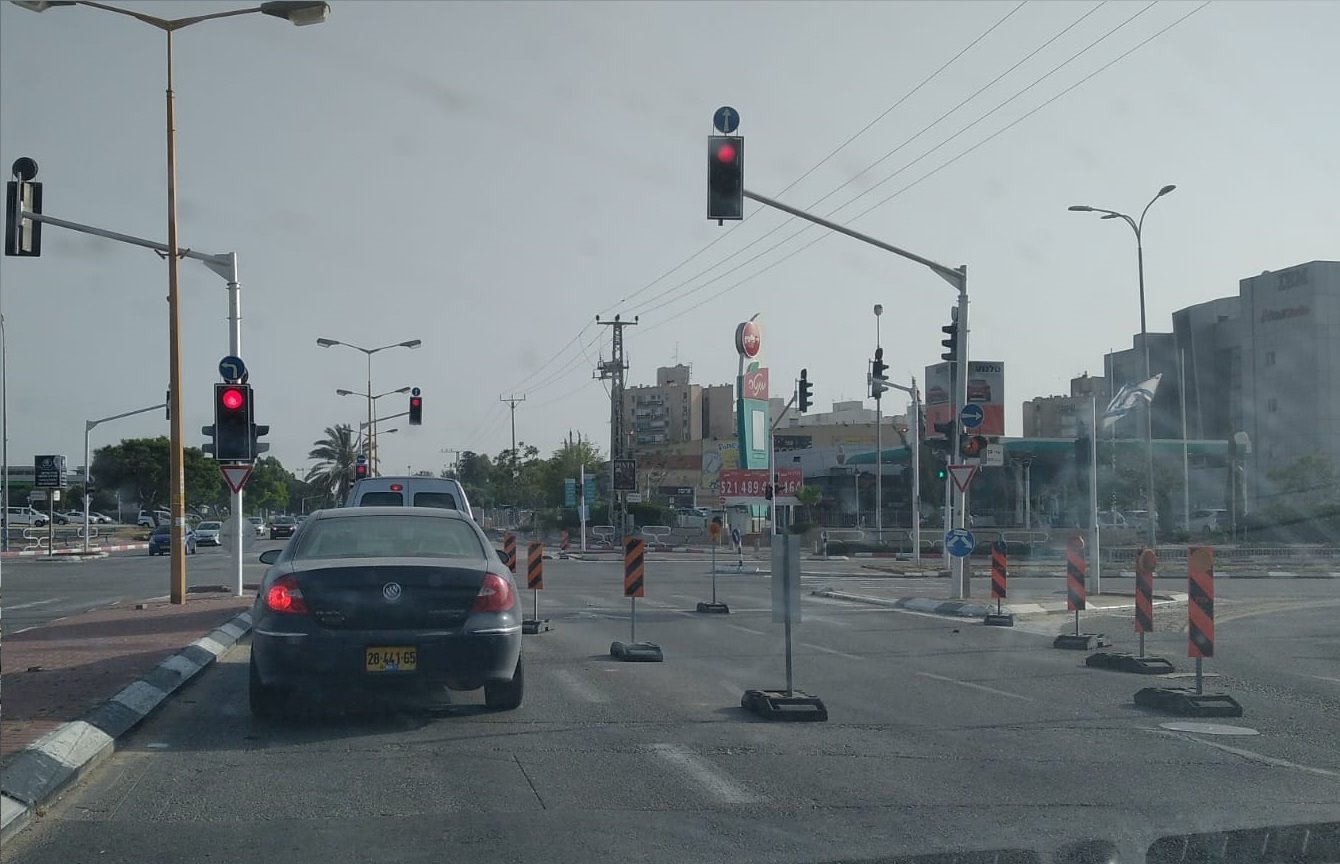 מדוע לא פותחים עוד נתיב לפניה שמאלה באופן זמני?