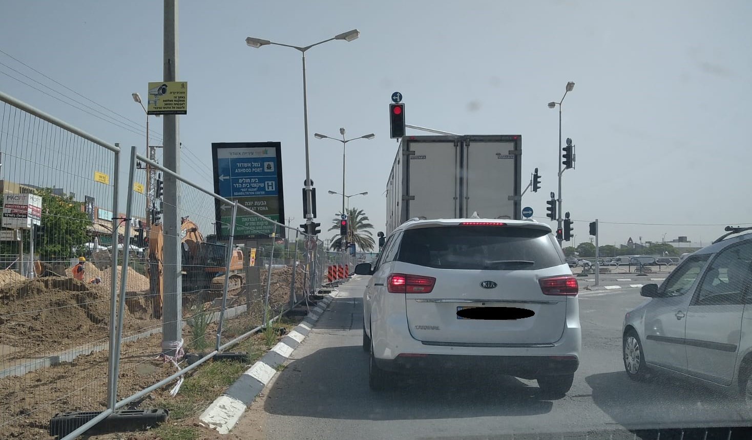 הנהגים ממתינים באור אדום לחינם