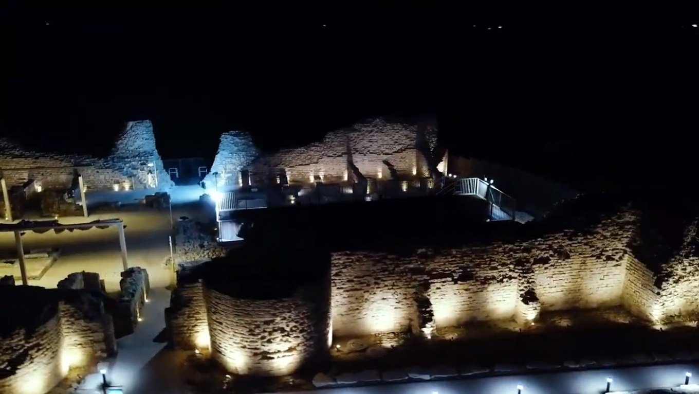 המצודה מוארת ממעוף הציפור. צילום: מייק אדרי