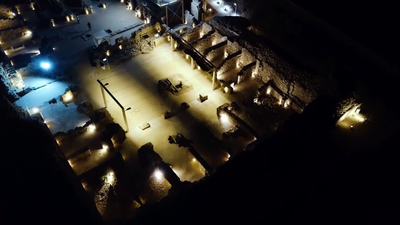 המצודה מוארת ממעוף הציפור. צילום: מייק אדרי