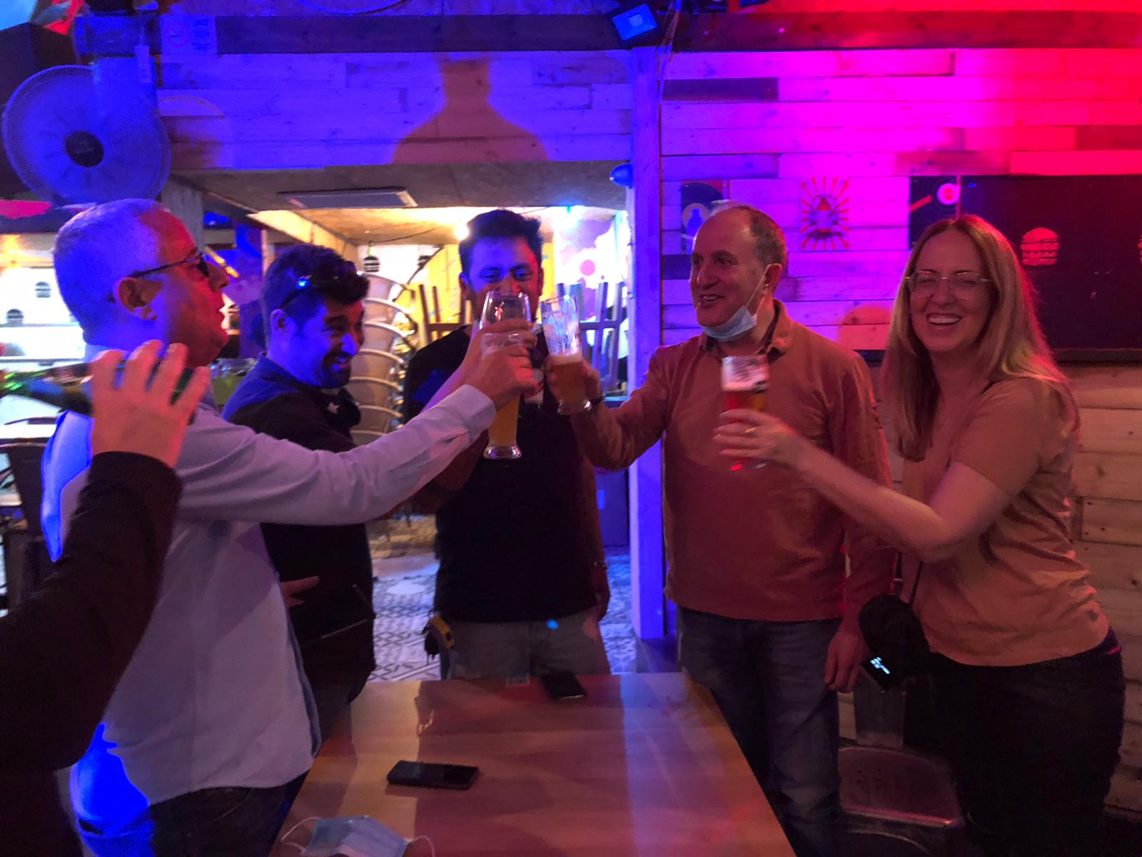 מרימים כוסית ו"שומרים" על ההנחיות. קרדיט: עיריית אשדוד