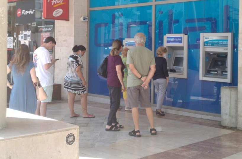 עומדים ללא מסכה בתור לכספומט. צילום: אשדוד נט
