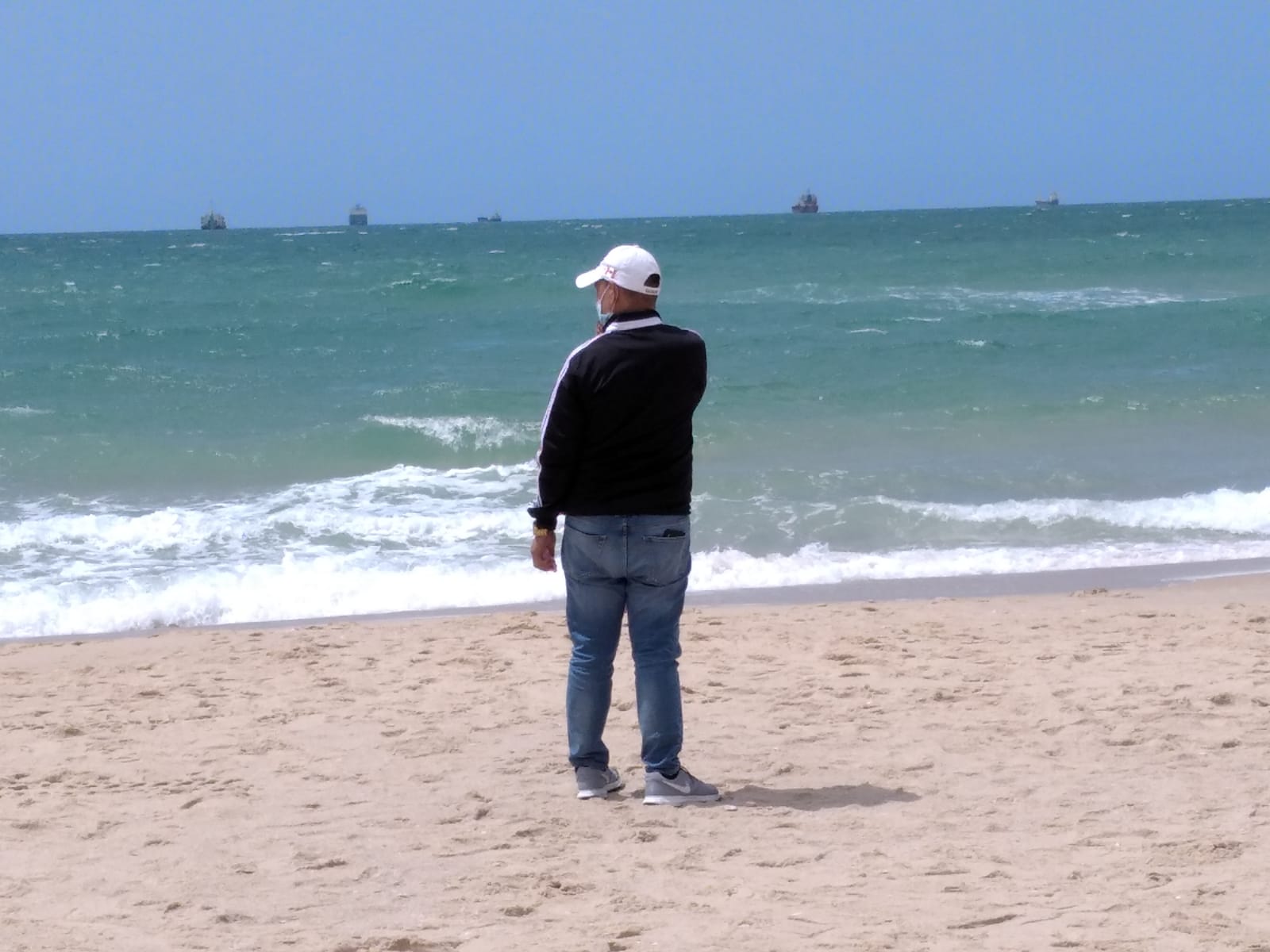 כריס, אביו של יהודה, משקיף לים. צילום: שמואל סרדינס