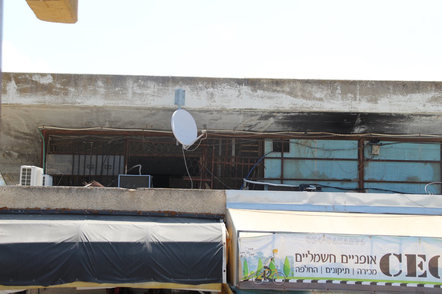 החצר האחורית של אשדוד: מרכז מסחרי רובע ב'. צילום: שמואל סרדינס