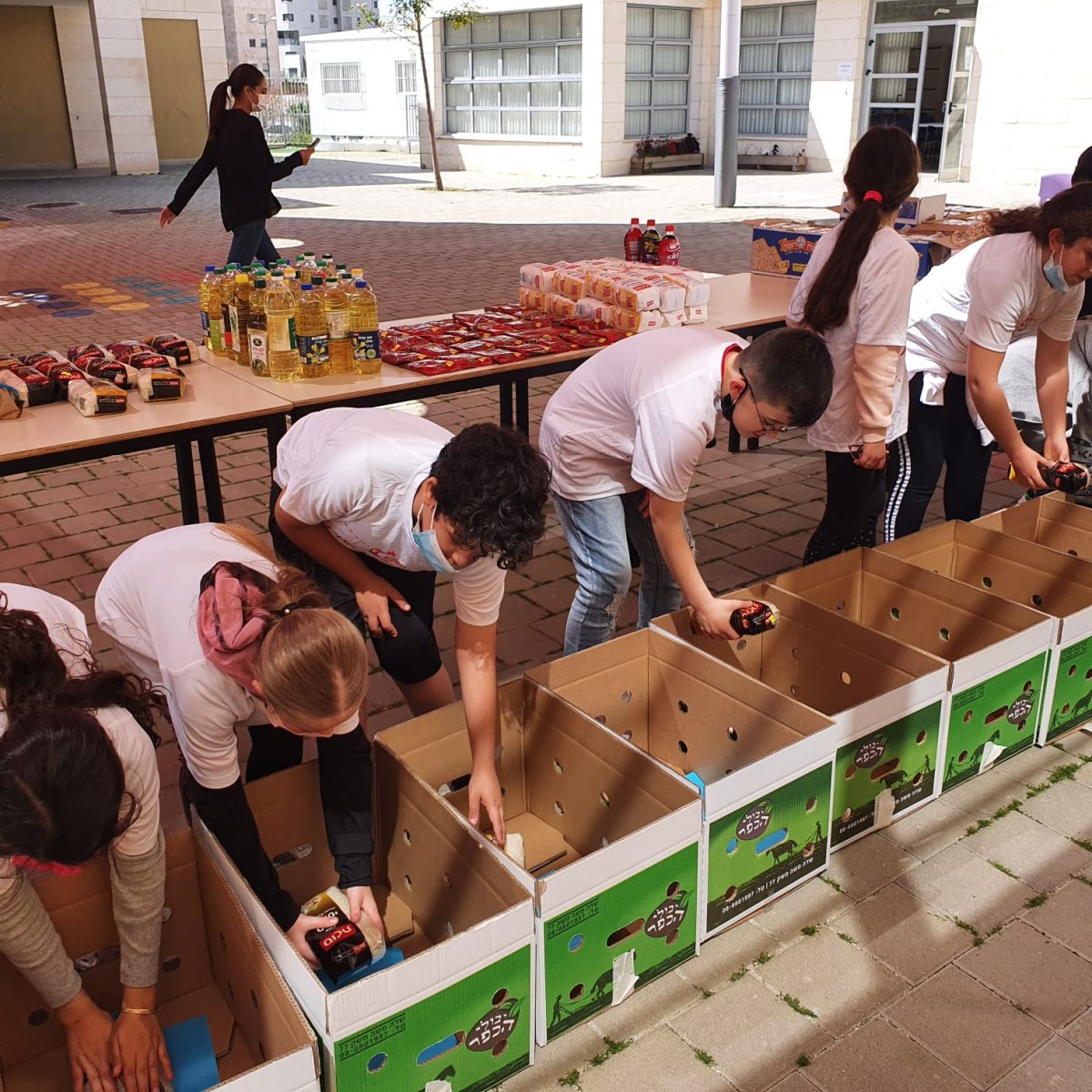 מבצע חלוקת מזון לנזקקים בהובלת רביב ובשיתוף בית הספר רימונים