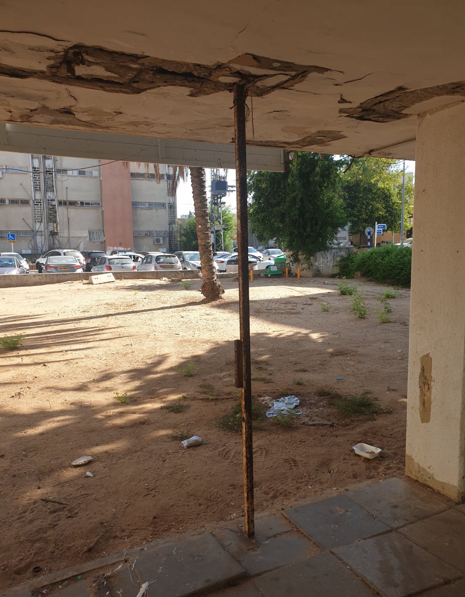 העמוד שנועד לחיזוק התקרה - תלוי באוויר. צילום: אשדוד נט