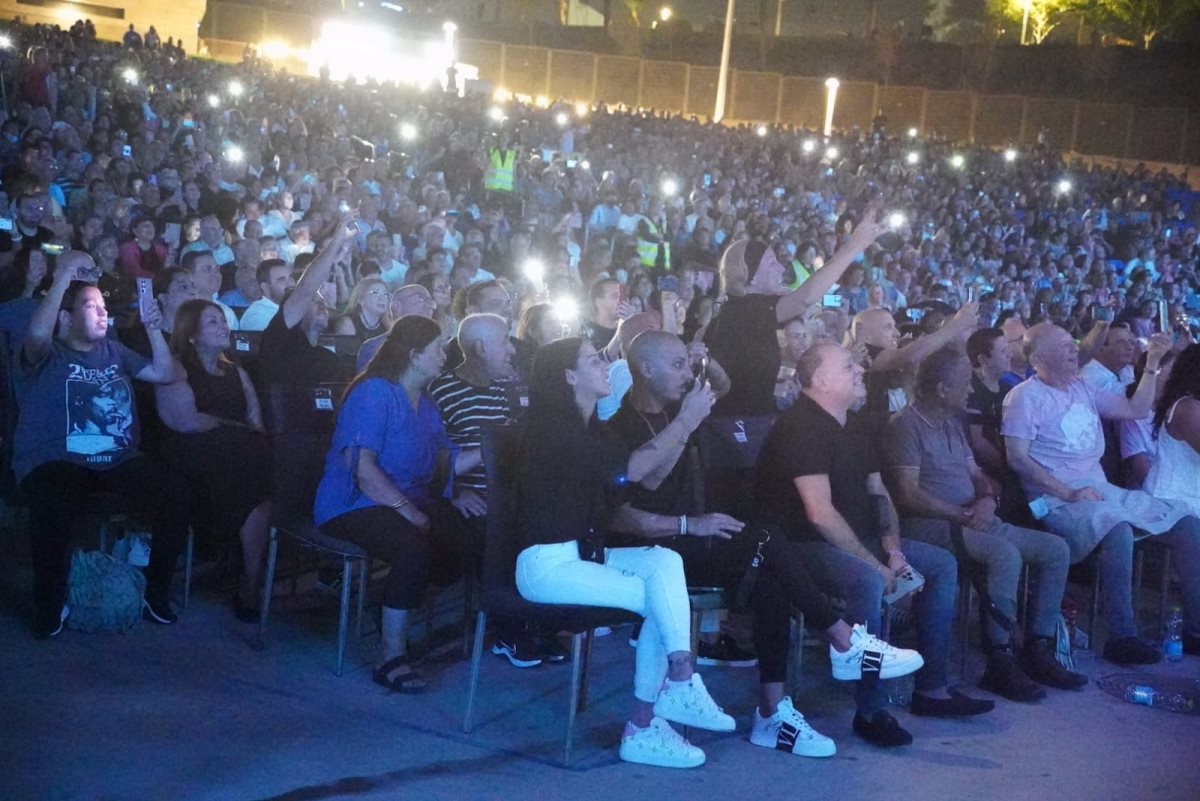 אלפים במופע "מנגן ושר" אמש באמפי באשדוד. צילום: טוביה סגל