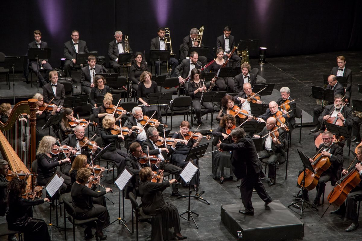 תזמורת האופרה הקאמרית והמנצח ואג פפיאן. צילום מארק ז'לקובסקי
