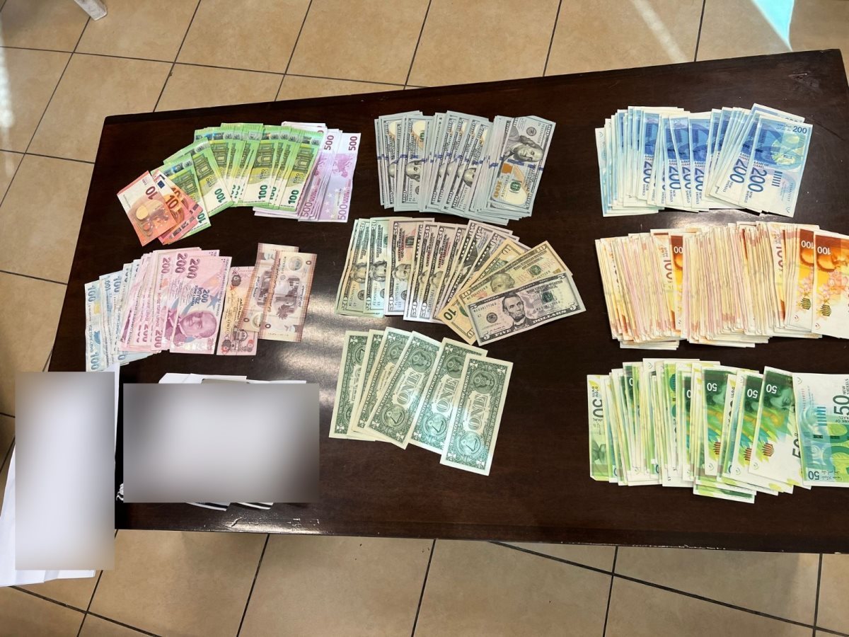 הכסף שתפסה המשטרה בביתו של אחד החשודים