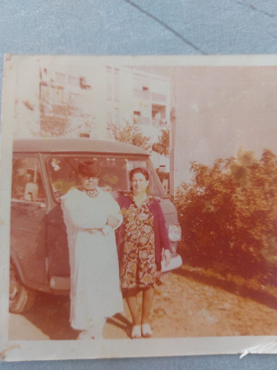 סגנון לבוש אופייני לאותה התקופה ברחוב אח"י אילת באשדוד