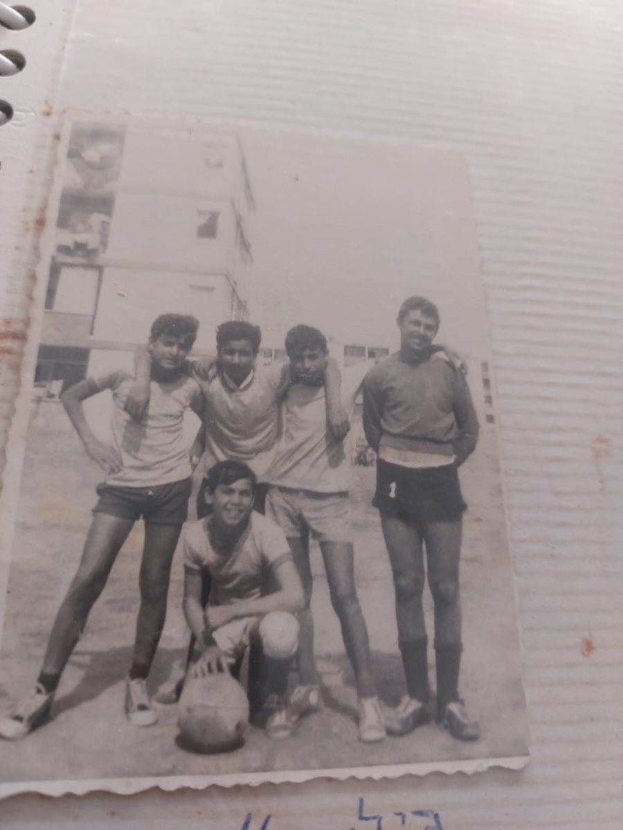 ג’ילבר אלקרייף, כדורגן העבר עם החברים בשכונה