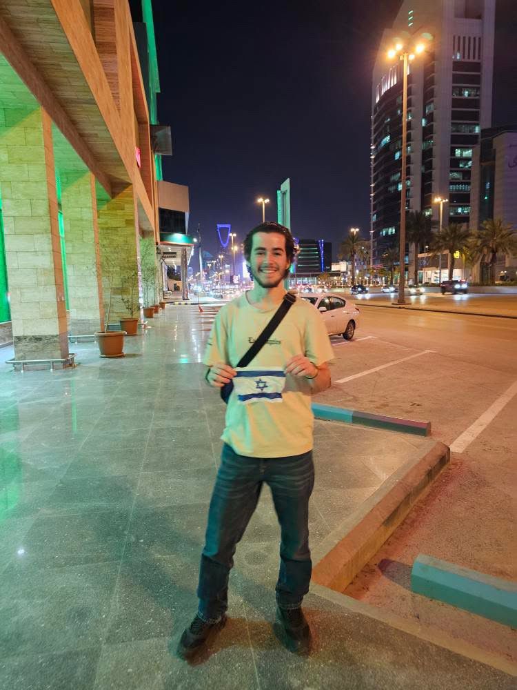 עם דגל ישראל בסעודיה | צילום: פ.ל