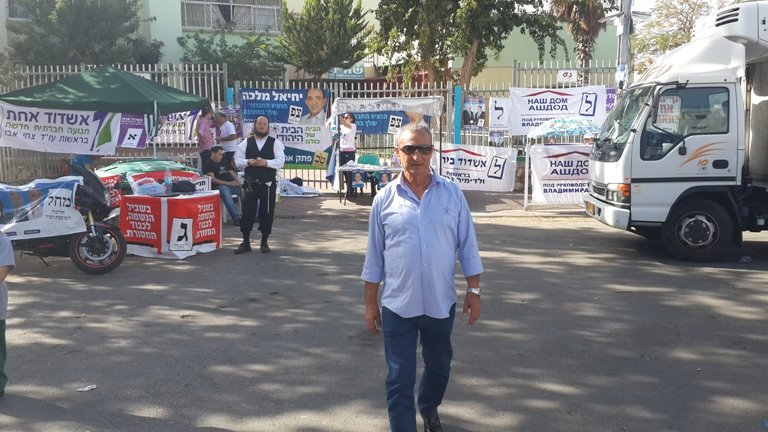 יוסף פריינטה, אחד האזרחים הוותיקים והמוכרים בעיר, מגיע להצביע 