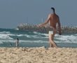 הזוי: בילה ערום כביום היוולדו בחוף הים לעיני הורים וילדים (וידאו)