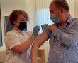 החלה עונת חיסוני השפעת: ראש העיר התחסן ונתן דוגמא